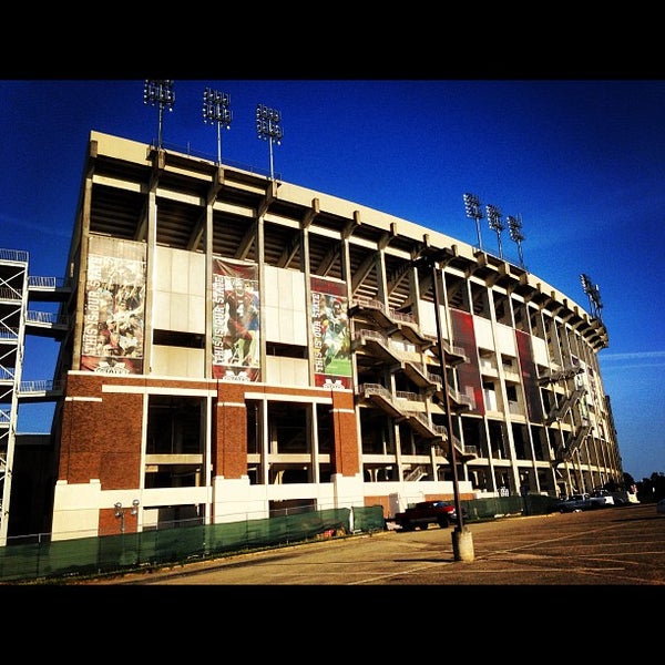 6/12/2013 tarihinde StrangeBrewCoffeehouse C.ziyaretçi tarafından Davis Wade Stadium at Scott Field'de çekilen fotoğraf