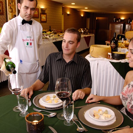 #Dica Todas as quartas e sábados o Hotel Bella Itália realiza o Jantar Noite Italiana. Uma noite com a autêntica gastronomia italiana em Foz do Iguaçu.