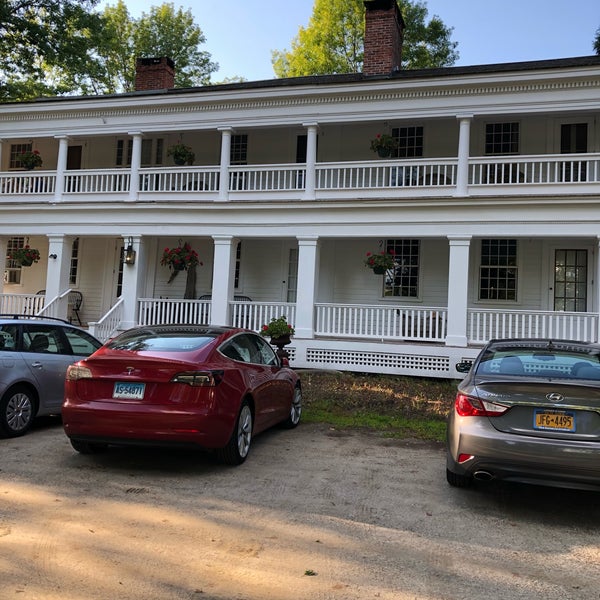 Das Foto wurde bei The Old Inn On The Green von D.J. R. am 8/19/2019 aufgenommen