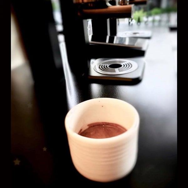 6/9/2019 tarihinde Andreas K.ziyaretçi tarafından Redd | Artisan Coffee Roasters'de çekilen fotoğraf