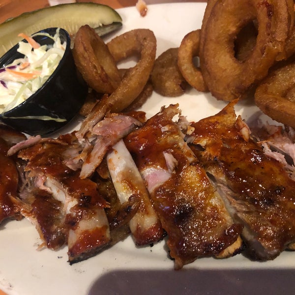 Foto tomada en Twin Anchors Restaurant &amp; Tavern  por Jennie J. el 2/8/2019