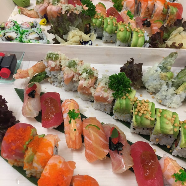 Foto scattata a Sushi Surprise da Péter L. il 10/20/2016