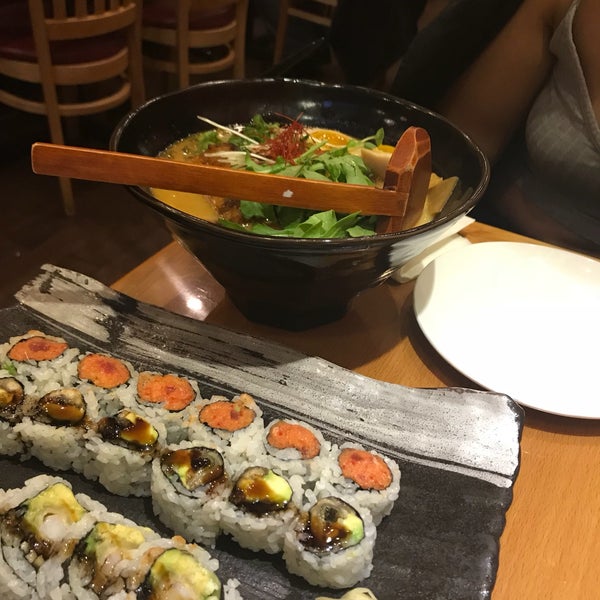 Снимок сделан в Zen Ramen &amp; Sushi пользователем Lee M. 9/18/2018