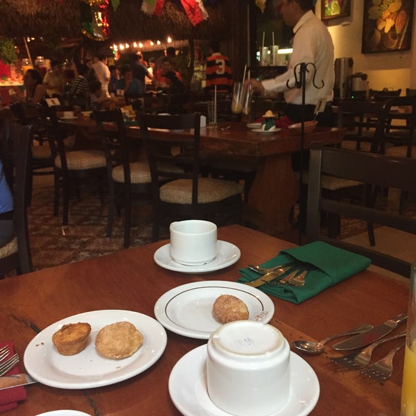 Foto diambil di Restaurante El Edén oleh Minerva F. pada 9/6/2015