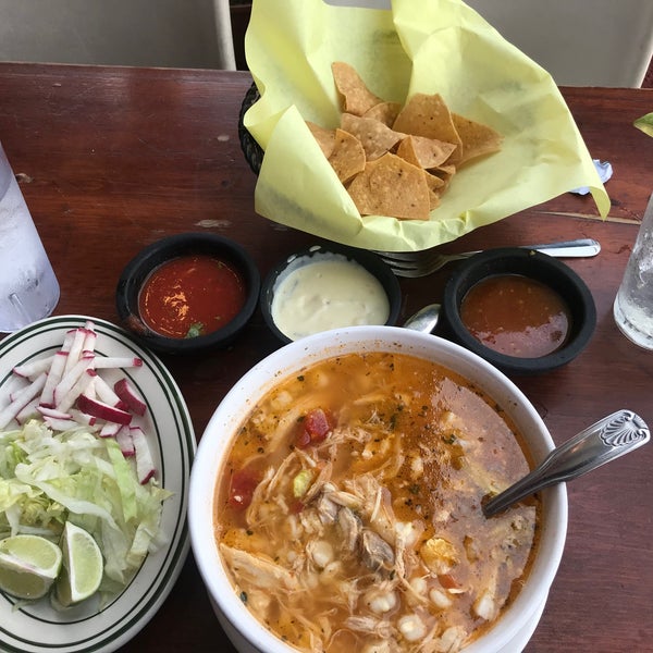Foto diambil di Huapangos Mexican Cuisine oleh Tania L. pada 5/1/2021