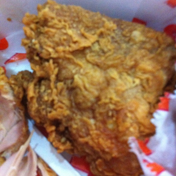 Photo taken at Popeyes Louisiana Kitchen by Hy D. on 5/30/2013