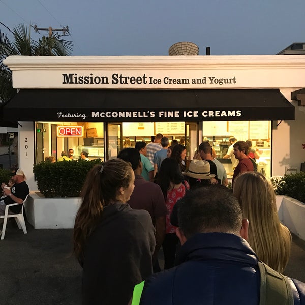 Photo taken at Mission Street Ice Cream and Yogurt - Featuring McConnell&#39;s Fine Ice Creams by Eric E. on 7/17/2017