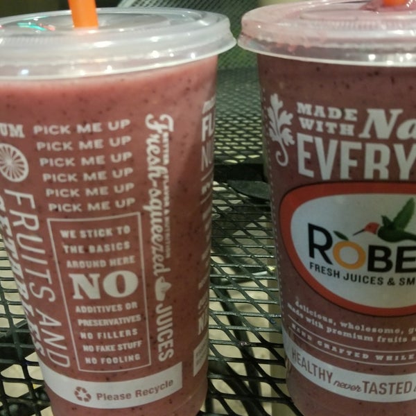 Photo taken at Robeks Fresh Juices &amp; Smoothies by Denise &amp; Michael on 11/9/2017