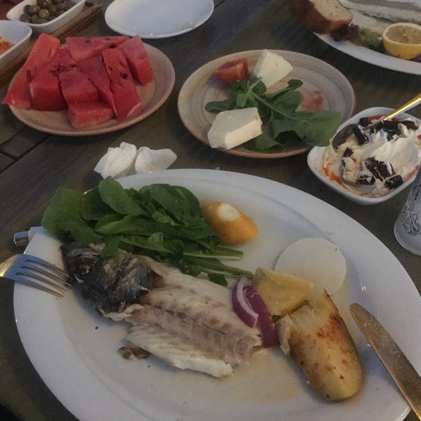 รูปภาพถ่ายที่ Denizatı Restaurant &amp; Bar โดย Ramazan เมื่อ 7/15/2018