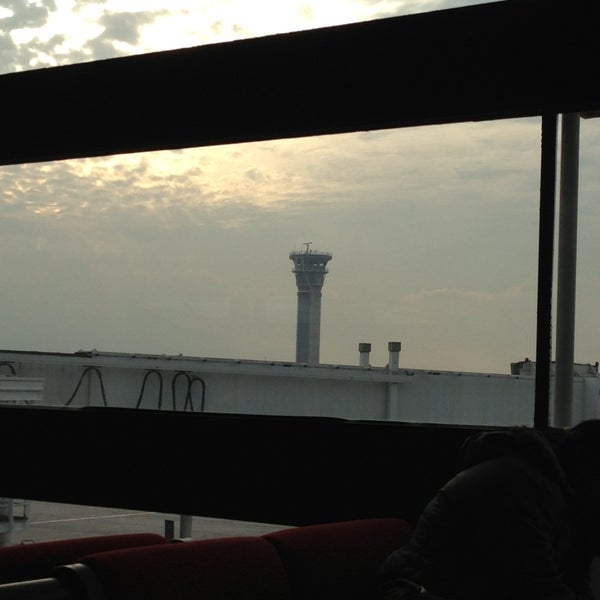 รูปภาพถ่ายที่ Aeropuerto Internacional Comodoro Arturo Merino Benítez (SCL) โดย Rodrigo B. เมื่อ 7/10/2013