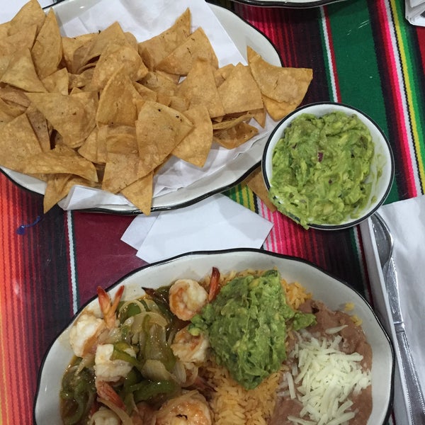 Снимок сделан в Acapulco Restaurant пользователем Jill M. 7/2/2015