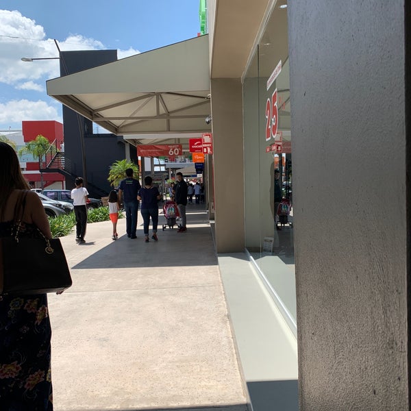 Foto diambil di MULZA Outlet del Calzado oleh Verónica B. pada 9/22/2019