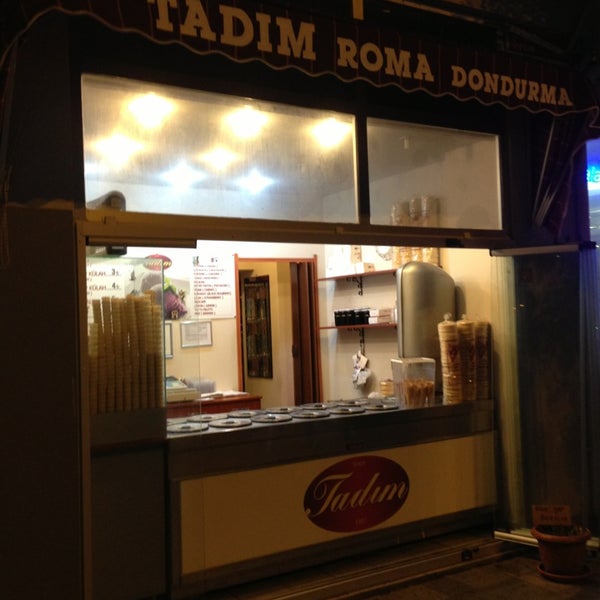 Das Foto wurde bei Tadım Roma Dondurma von Şeref Ş. am 7/10/2013 aufgenommen