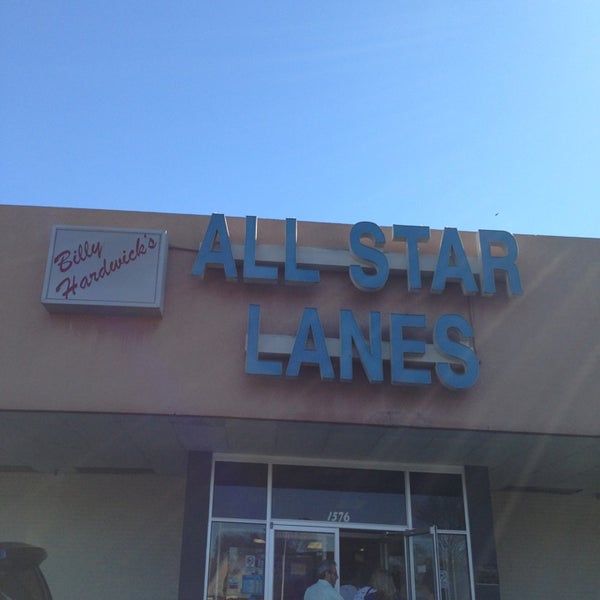 Foto tomada en Billy Hardwick&#39;s All Star Lanes  por Gil M. el 2/22/2014