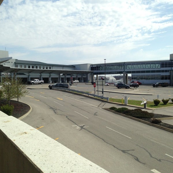 รูปภาพถ่ายที่ Yeager Airport (CRW) โดย Gil M. เมื่อ 4/2/2014