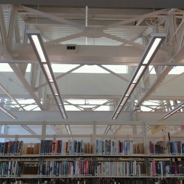 Photo prise au Warren-Newport Public Library par Danny Z. le3/4/2013