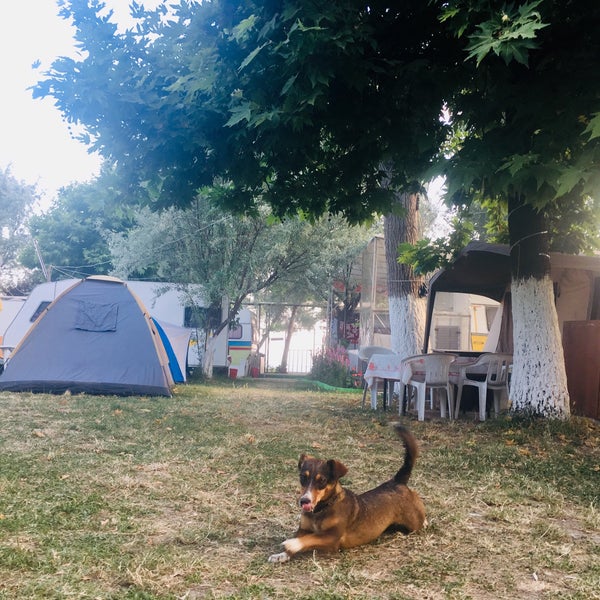 Das Foto wurde bei Yeşilim Camping Restaurant von AytacOzge am 6/9/2019 aufgenommen