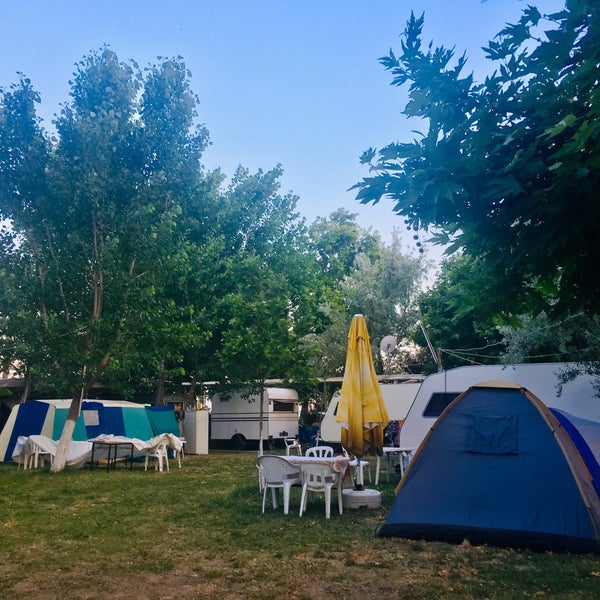 Foto diambil di Yeşilim Camping Restaurant oleh AytacOzge pada 6/9/2019