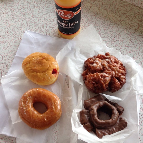 รูปภาพถ่ายที่ Donut Den โดย Philly Love Notes เมื่อ 12/19/2013