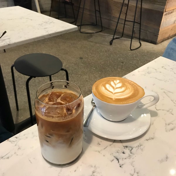 Снимок сделан в Early Bird Espresso &amp; Brew Bar пользователем Penelope L. 9/20/2018
