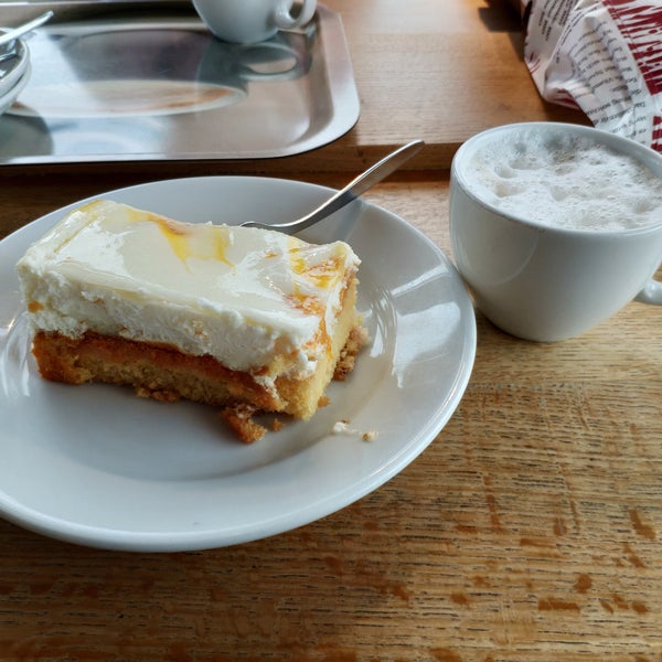 Foto diambil di Café &amp; Bäckerei Peters oleh Šárka Š. pada 7/9/2018