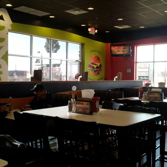 2/17/2013 tarihinde Marquis D.ziyaretçi tarafından MOOYAH Burgers, Fries &amp; Shakes'de çekilen fotoğraf