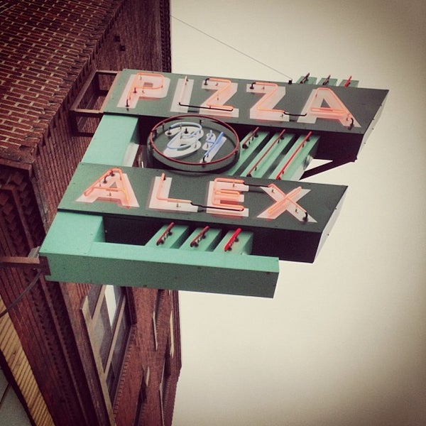 12/14/2013에 Shawn E.님이 Pizza by Alex에서 찍은 사진