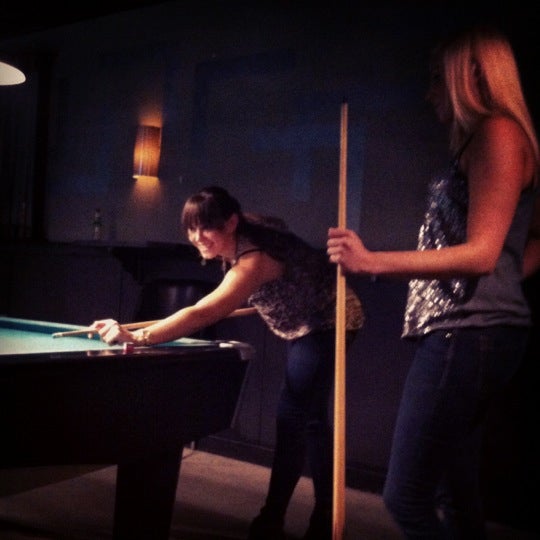 Foto tirada no(a) Pressure Billiards &amp; Cafe por Erin D. em 9/27/2012