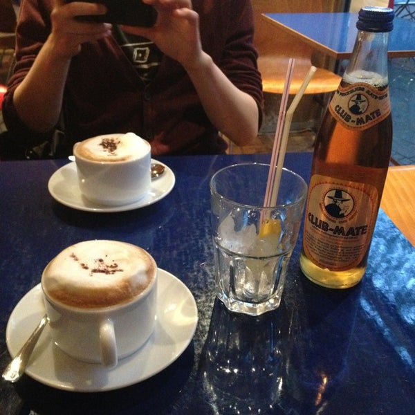 Mit Abstand das beste Café in Bochum. Bieten alles an was man braucht. Club Mate und Cappuccino und alles mögliche. Top! Einfach Top <3