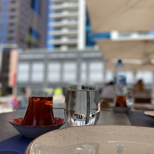 Foto scattata a Deniz Restaurant &amp; Cafe da Mücellâ Ö. il 3/21/2021