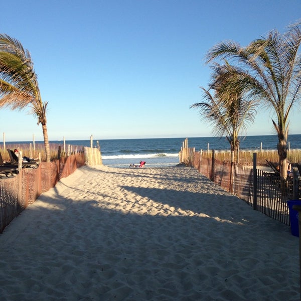 รูปภาพถ่ายที่ Sea Shell Resort and Beach Club โดย Annie M. เมื่อ 9/20/2013