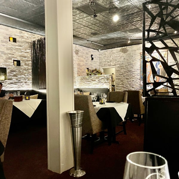 Photo prise au David&#39;s Restaurant &amp; Lounge par Valerie O. le7/19/2021