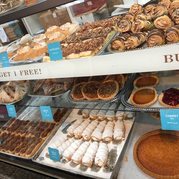 10/18/2019 tarihinde Valerie O.ziyaretçi tarafından Dewey&#39;s Bakery'de çekilen fotoğraf