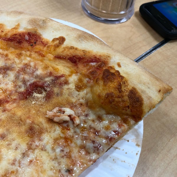 6/10/2019 tarihinde Valerie O.ziyaretçi tarafından Famous Original Ray&#39;s Pizza'de çekilen fotoğraf