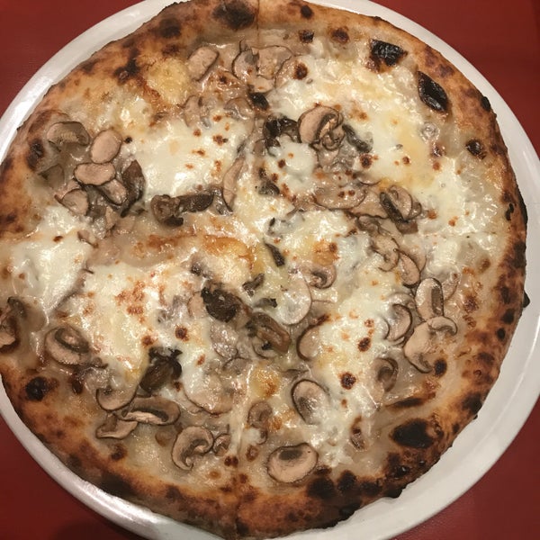 9/28/2017 tarihinde Pichet O.ziyaretçi tarafından Pizzeria Orso'de çekilen fotoğraf