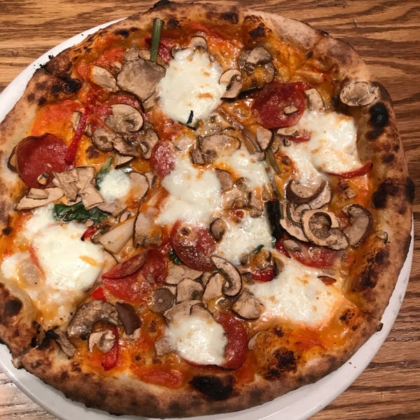 5/26/2017 tarihinde Pichet O.ziyaretçi tarafından Pizzeria Orso'de çekilen fotoğraf