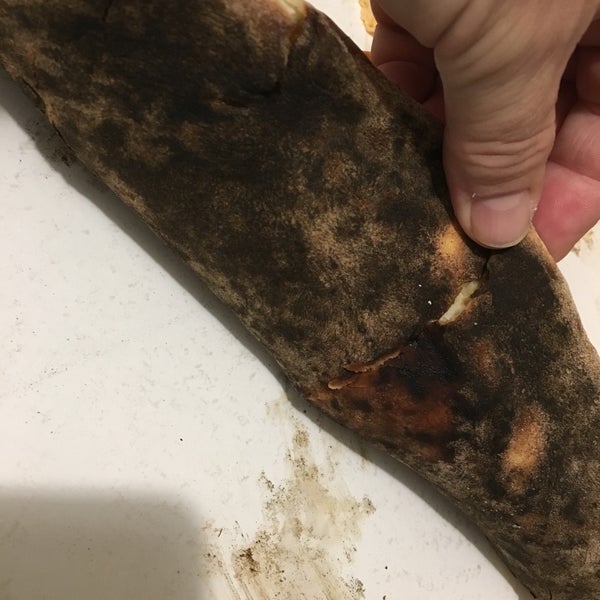 Pizza veio queimada na parte debaixo com cheiro de pão queimado!!!!! E como se fosse pouco ainda veio fria e mole!!!!!