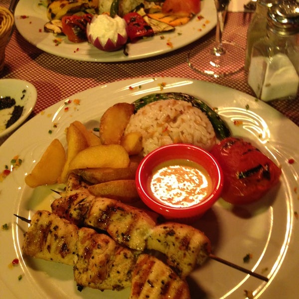 Снимок сделан в Faros Restaurant Sirkeci пользователем Sylvia v. 3/10/2013