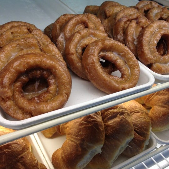 Das Foto wurde bei Cinotti&#39;s Bakery von CS am 10/5/2012 aufgenommen