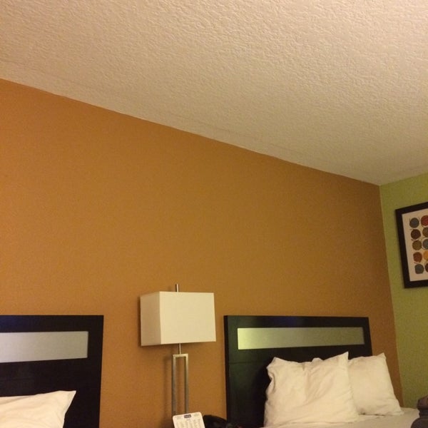 Light green paint bedroom. Краска снежка для потолка. Оптимист интерьерная. Краска снежка для потолка. Крашеные плинтуса в цвет стен.