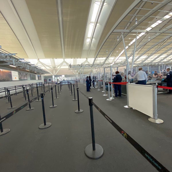 รูปภาพถ่ายที่ Terminal 1 โดย Jackie N. เมื่อ 9/26/2021