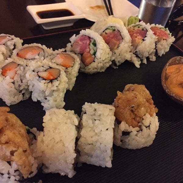 8/3/2015 tarihinde Jackie N.ziyaretçi tarafından Sushi Capitol'de çekilen fotoğraf