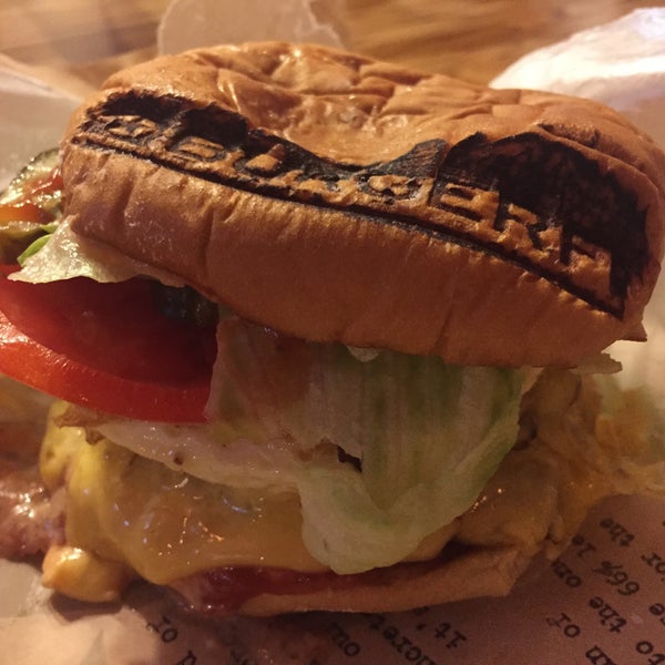 Снимок сделан в BurgerFi пользователем Jackie N. 8/2/2015