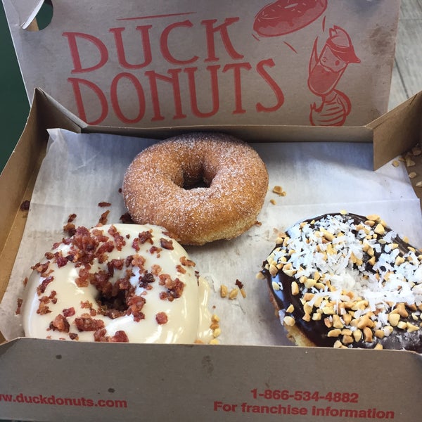 Foto tirada no(a) Duck Donuts por Jackie N. em 5/25/2015