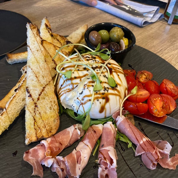 Perla Oyster Bar & Grill Seafood Restaurant