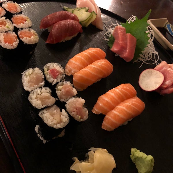 10/19/2017 tarihinde Jackie N.ziyaretçi tarafından Sushi Capitol'de çekilen fotoğraf