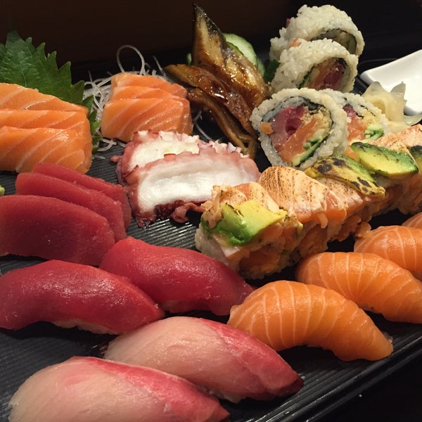 12/19/2015 tarihinde Jackie N.ziyaretçi tarafından Sushi Capitol'de çekilen fotoğraf