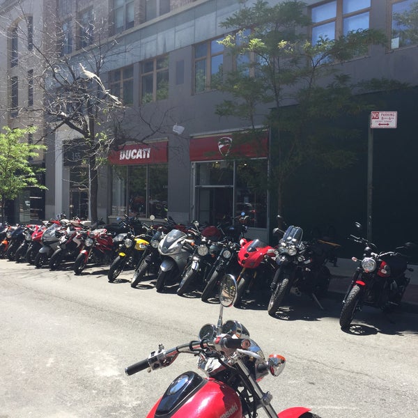 5/23/2015에 Jackie N.님이 Ducati Triumph New York에서 찍은 사진