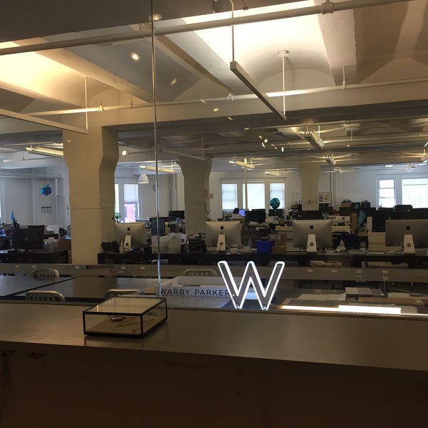 5/23/2015 tarihinde Jackie N.ziyaretçi tarafından Warby Parker New York City HQ and Showroom'de çekilen fotoğraf