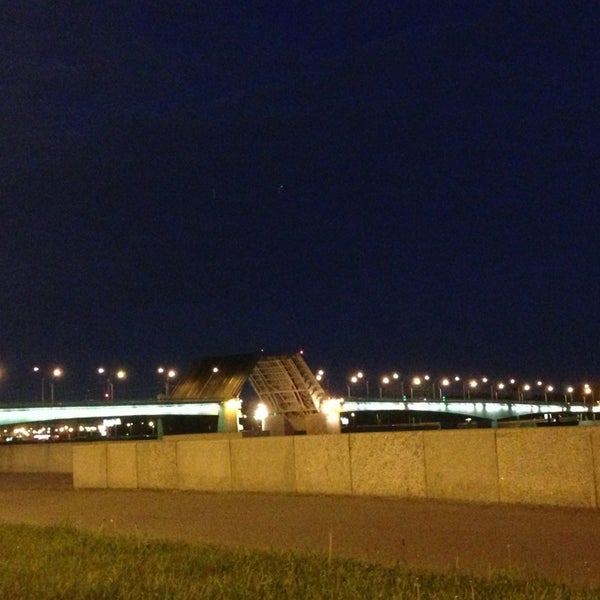 Мост александра невского ночью